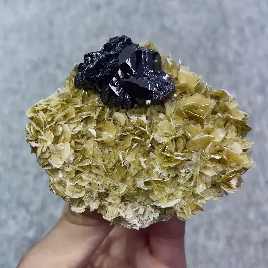 Natural Magnetite and Mica Flakes Symbiosis comes from Xuebaoding,Hunan 85*80*40MM - image 4