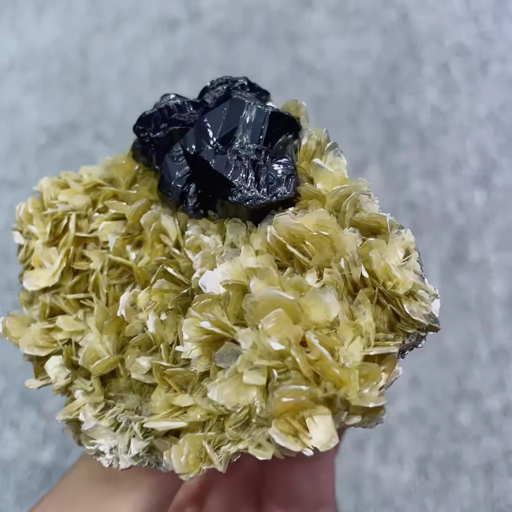 Natural Magnetite and Mica Flakes Symbiosis comes from Xuebaoding,Hunan 85*80*40MM - image 2