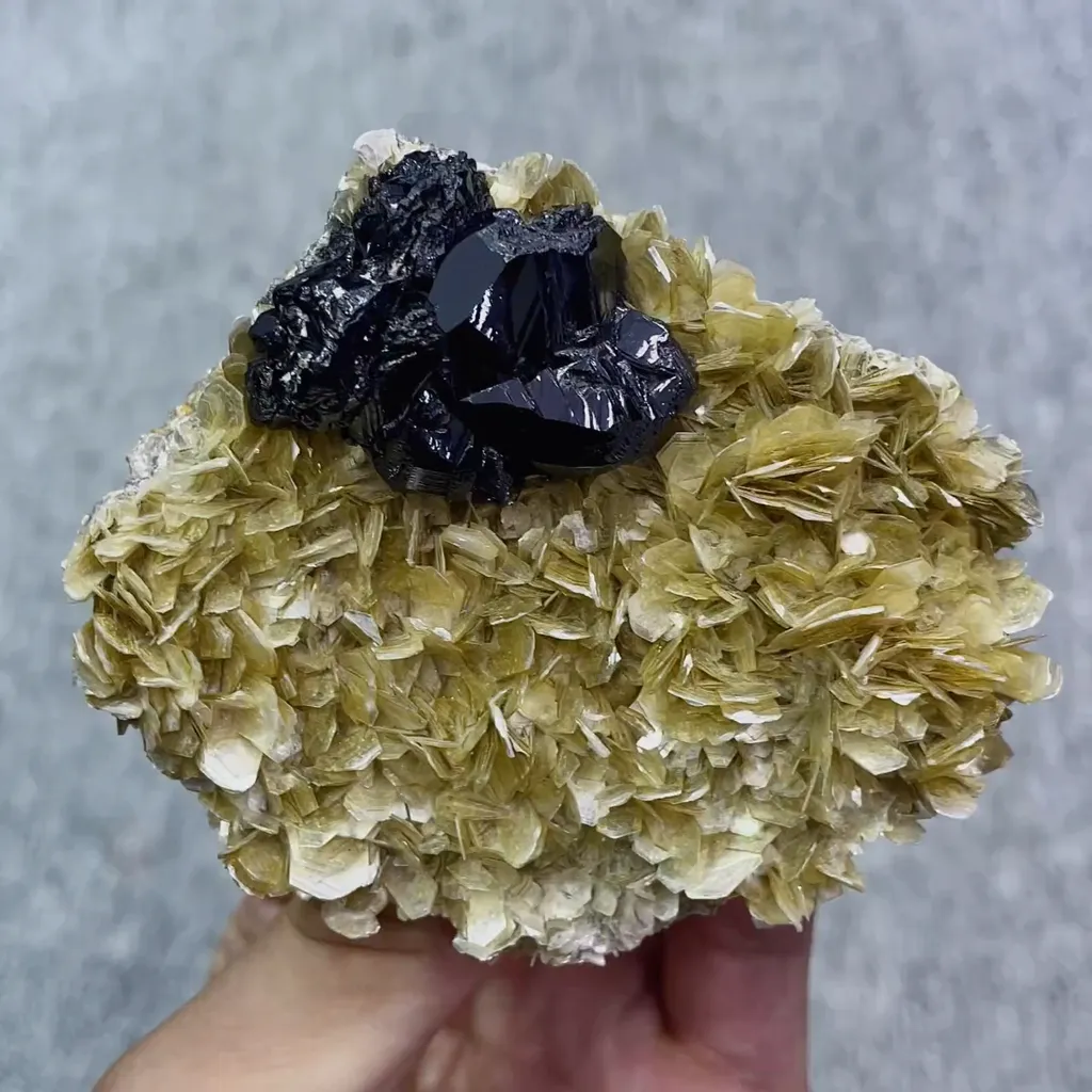 Natural Magnetite and Mica Flakes Symbiosis comes from Xuebaoding,Hunan 85*80*40MM image