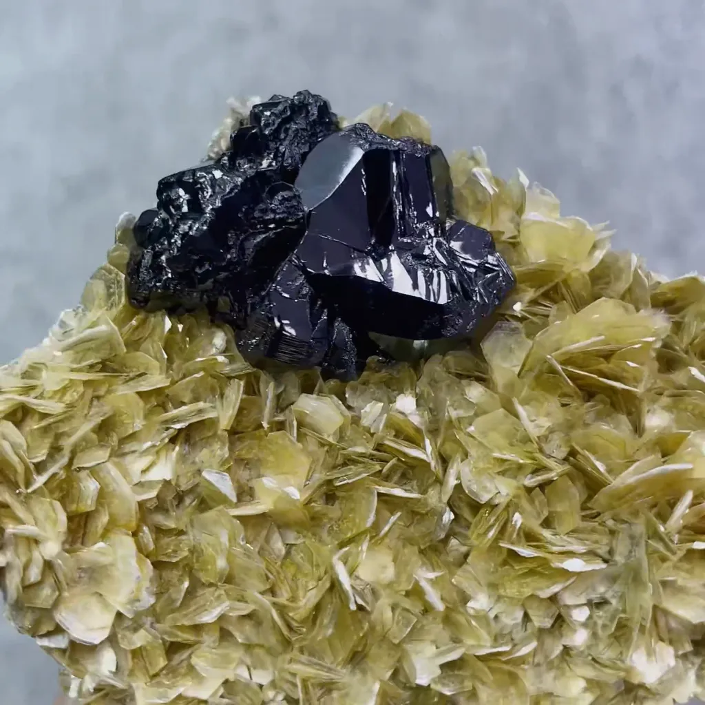 Natural Magnetite and Mica Flakes Symbiosis comes from Xuebaoding,Hunan 85*80*40MM - image 3