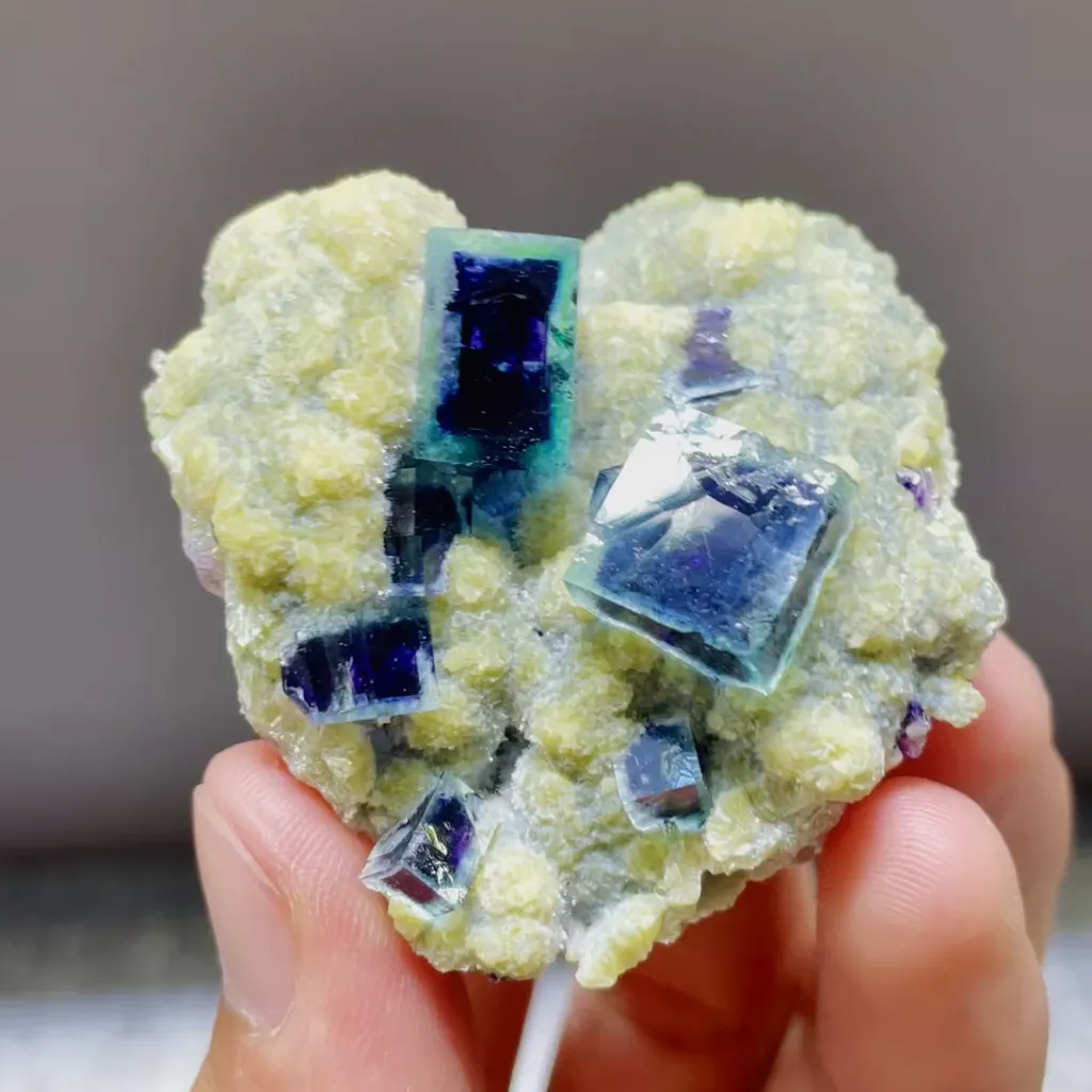 Natural Phantom Fluorite and Mica Symbiosis comes from Yindu,Inner Mongolia 45*45*25MM image
