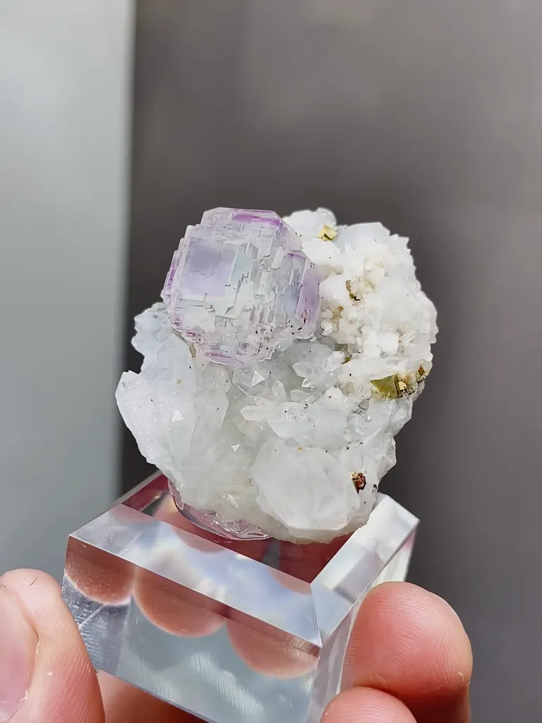 Natural Phantom Fluorite and Quartz coexist comes from Yaogangxian,Hunan 34*25*30MM - image 2