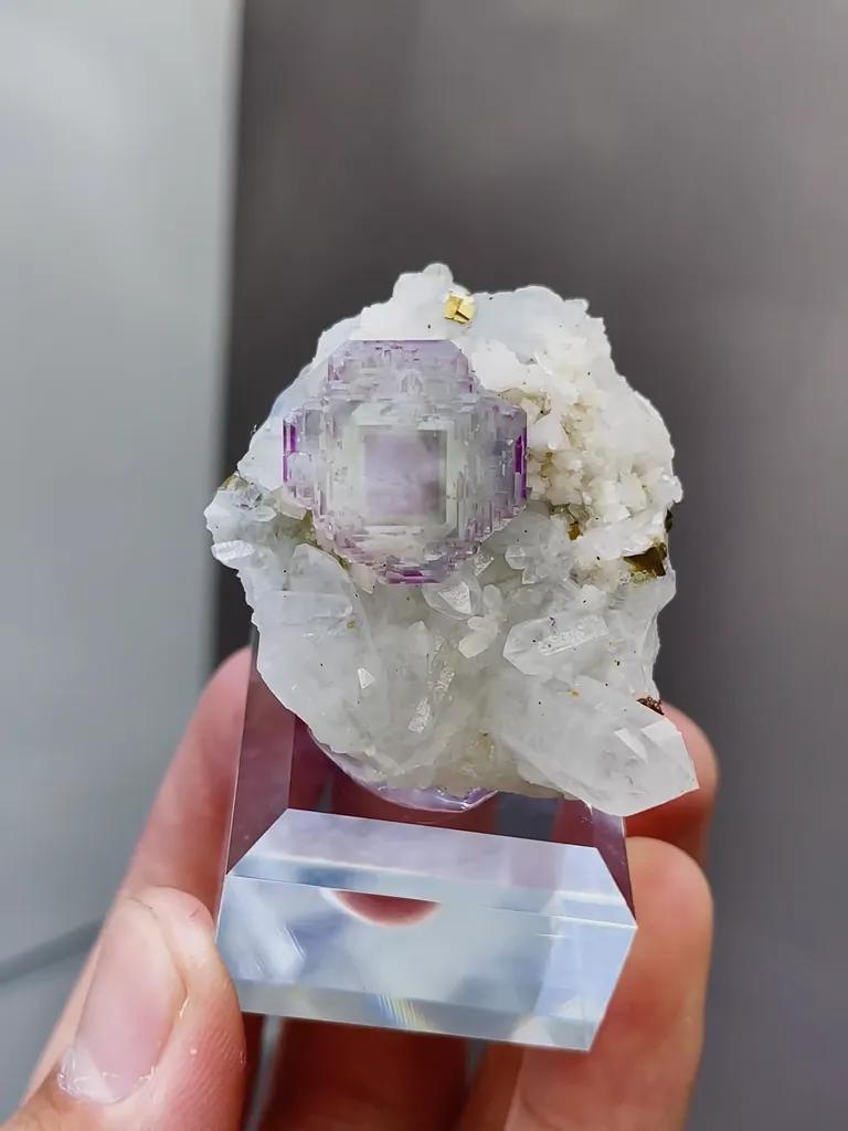 Natural Phantom Fluorite and Quartz coexist comes from Yaogangxian,Hunan 34*25*30MM - image 4