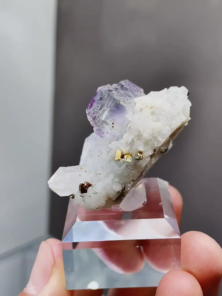 Natural Phantom Fluorite and Quartz coexist comes from Yaogangxian,Hunan 34*25*30MM - image 3
