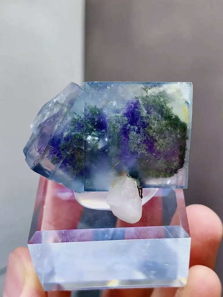 Natural Phantom Fluorite and Quartz coexist comes from Yaogangxian,Hunan 45*30*30MM image