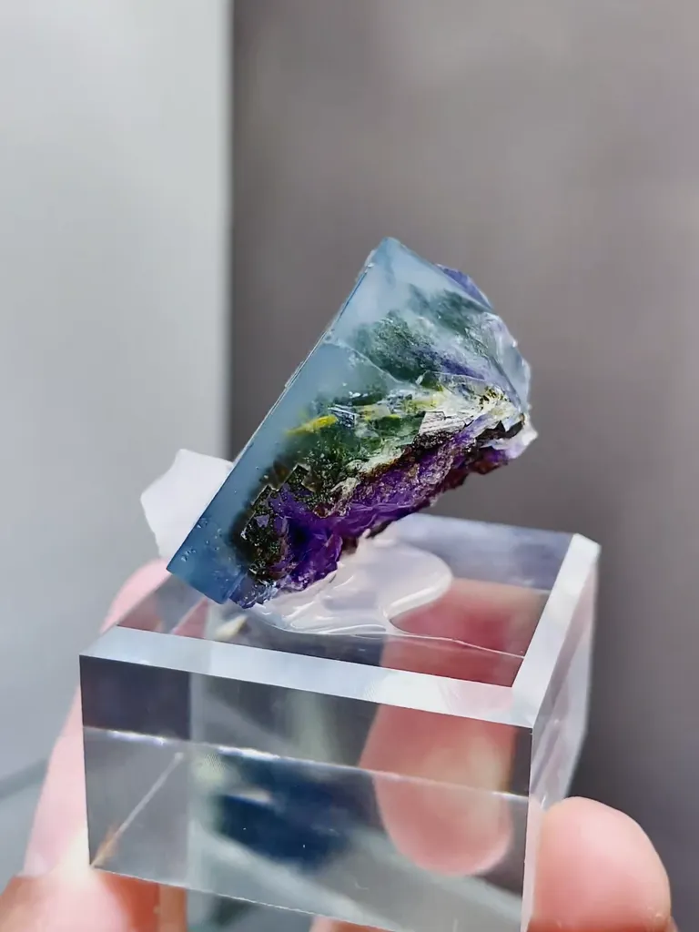 Natural Phantom Fluorite and Quartz coexist comes from Yaogangxian,Hunan 45*30*30MM - image 3