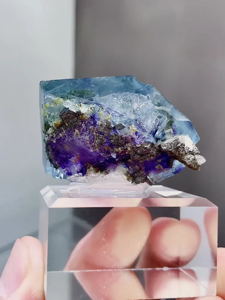 Natural Phantom Fluorite and Quartz coexist comes from Yaogangxian,Hunan 45*30*30MM - image 4