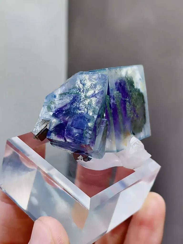 Natural Phantom Fluorite and Quartz coexist comes from Yaogangxian,Hunan 45*30*30MM - image 2