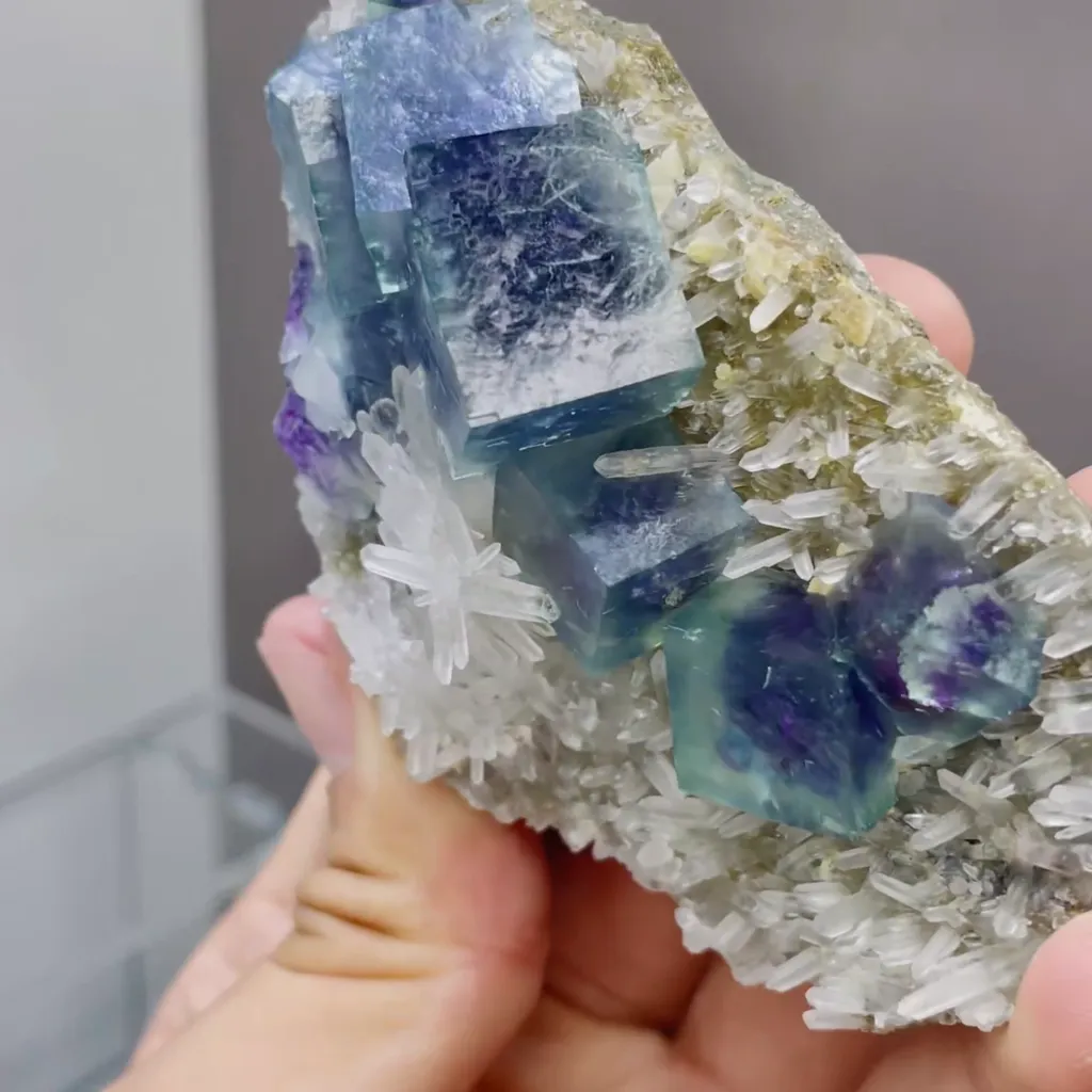 Natural Phantom Fluorite and Quartz Symbiosis comes from Yindu,Inner Mongolia 85*55*30mm - image 2