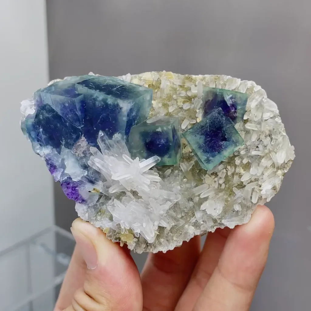 Natural Phantom Fluorite and Quartz Symbiosis comes from Yindu,Inner Mongolia 85*55*30mm - image 3