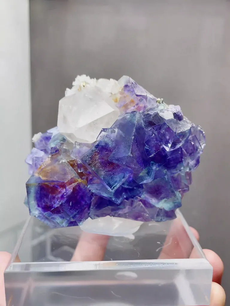 Natural Phantom Fluorite and White Quartz coexist comes from Yaogangxian,Hunan 75*35*70MM image