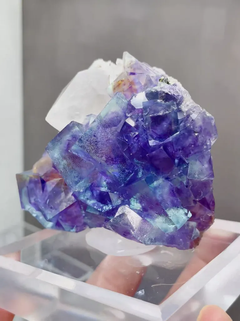 Natural Phantom Fluorite and White Quartz coexist comes from Yaogangxian,Hunan 75*35*70MM - image 2