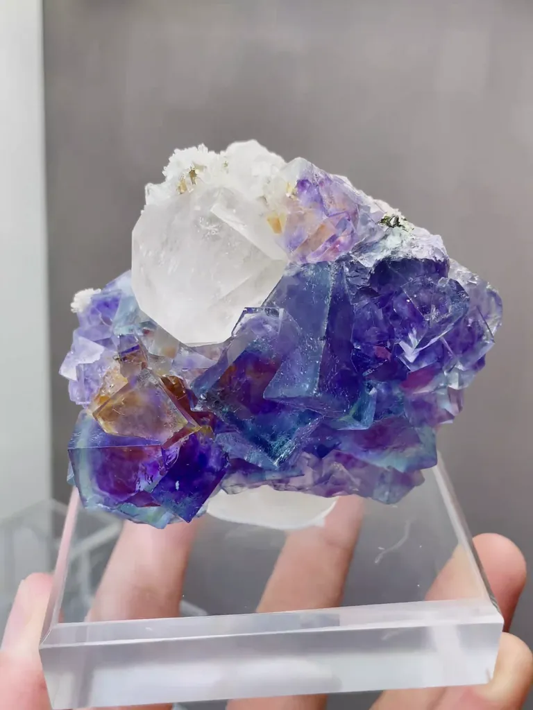 Natural Phantom Fluorite and White Quartz coexist comes from Yaogangxian,Hunan 75*35*70MM - image 3