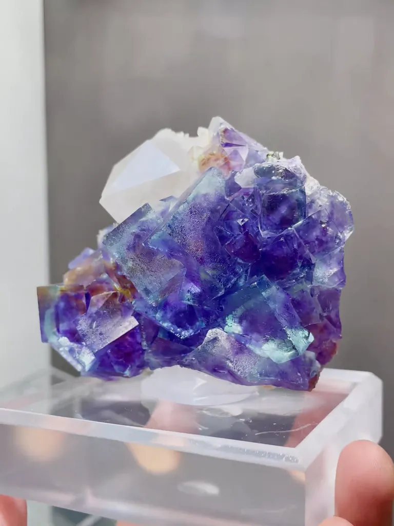 Natural Phantom Fluorite and White Quartz coexist comes from Yaogangxian,Hunan 75*35*70MM - image 4