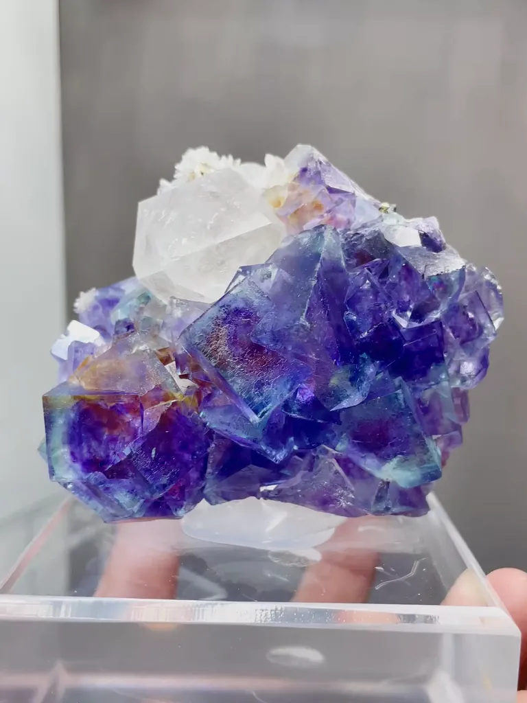 Natural Phantom Fluorite and White Quartz coexist comes from Yaogangxian,Hunan 75*35*70MM - image 5