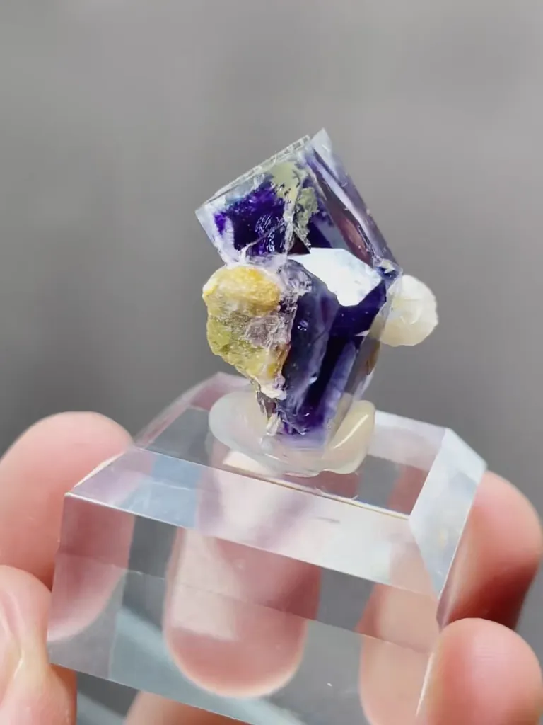 Natural Phantom Fluorite comes from Yindu,Inner Mongolia 20*20*20MM - image 4