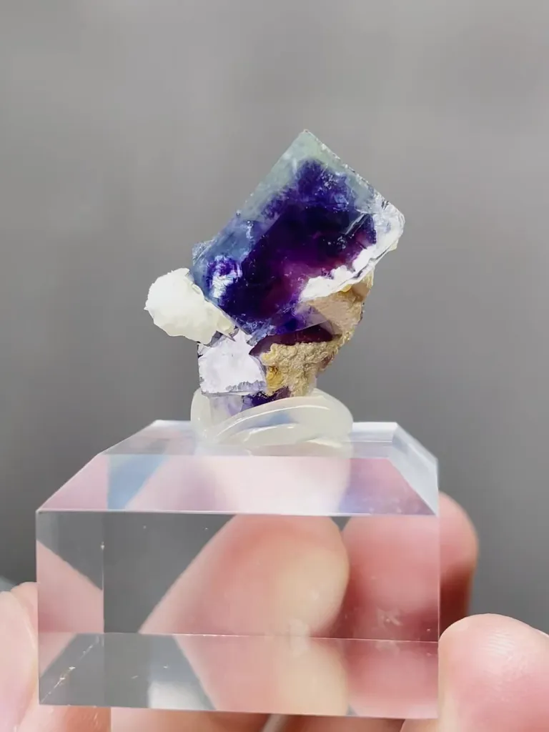 Natural Phantom Fluorite comes from Yindu,Inner Mongolia 20*20*20MM - image 3