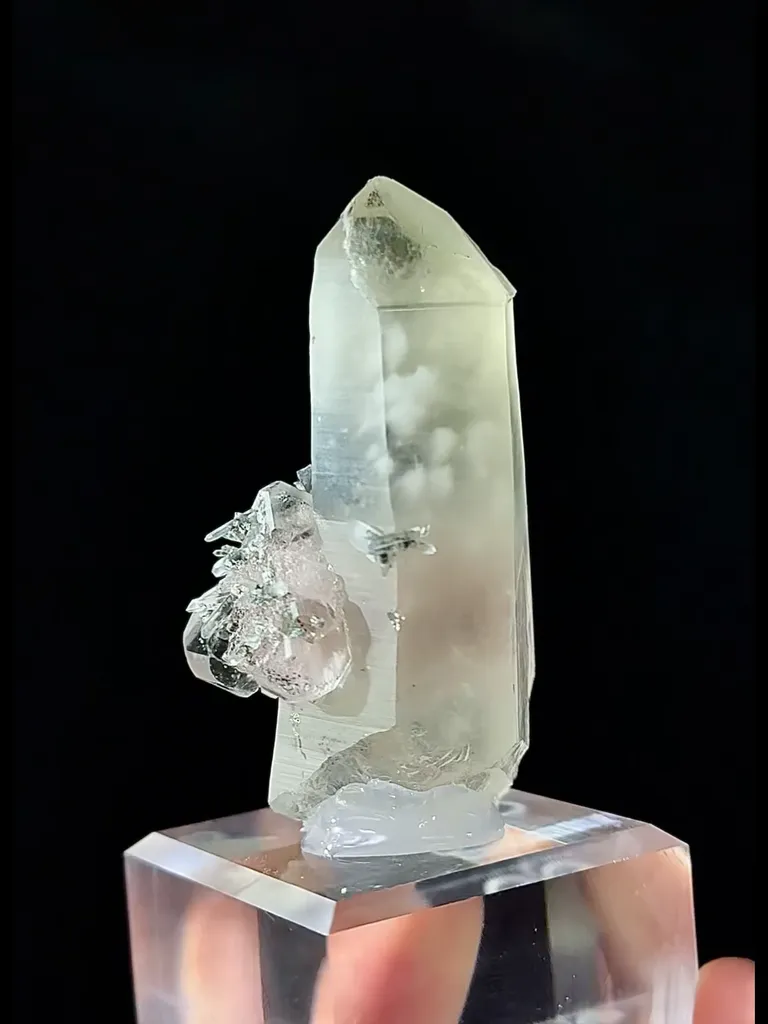 Natural Pink Octahedral Fluorite Coexist with Crystals comes from Neimenggu 25*20*60MM - image 3