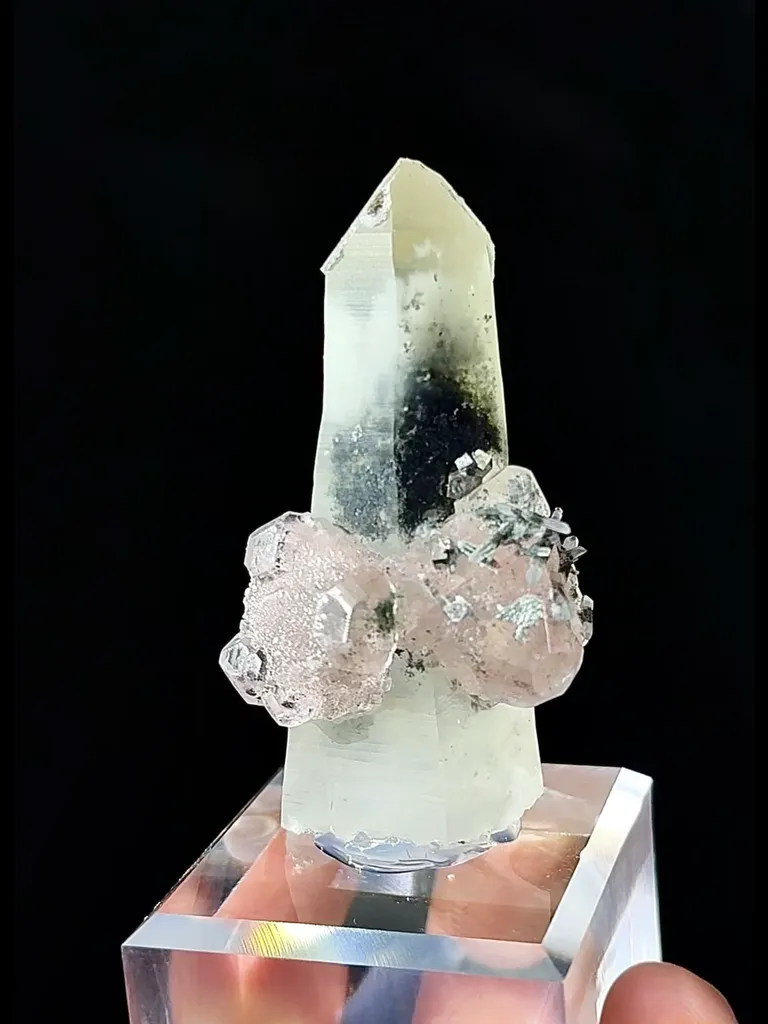 Natural Pink Octahedral Fluorite Coexist with Crystals comes from Neimenggu 25*20*60MM image