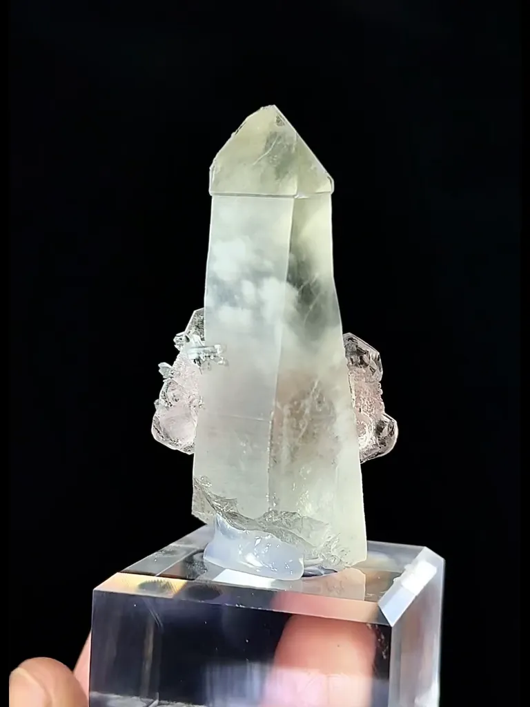 Natural Pink Octahedral Fluorite Coexist with Crystals comes from Neimenggu 25*20*60MM - image 4