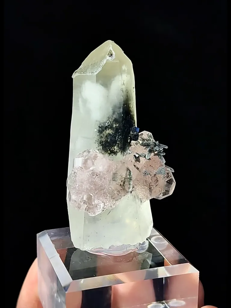 Natural Pink Octahedral Fluorite Coexist with Crystals comes from Neimenggu 25*20*60MM - image 2