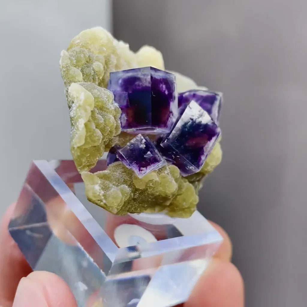 Natural Purple Cubic Fluorite and Mica Symbiosis comes from Yindu,Inner Mongolia 40*20*25MM - image 2