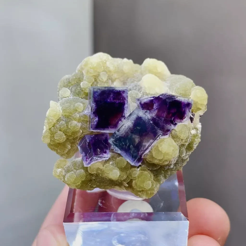 Natural Purple Cubic Fluorite and Mica Symbiosis comes from Yindu,Inner Mongolia 40*20*25MM image