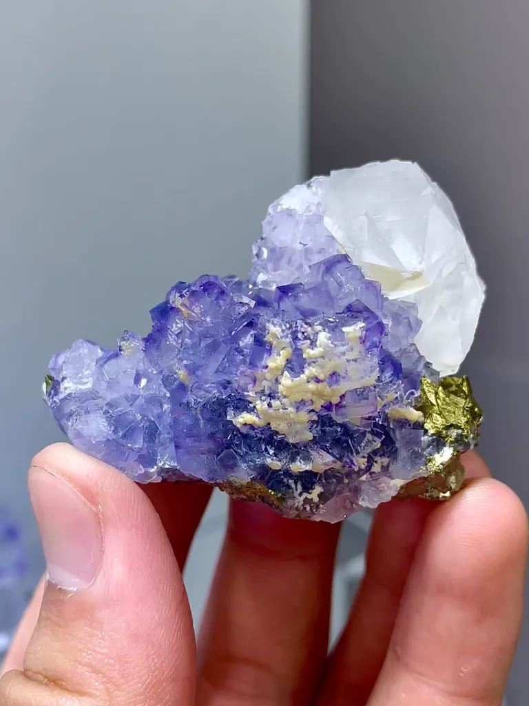Natural Purple Cubic Fluorite and Quartz Coexist comes from Yaogangxian,Hunan 50*25*30MM image