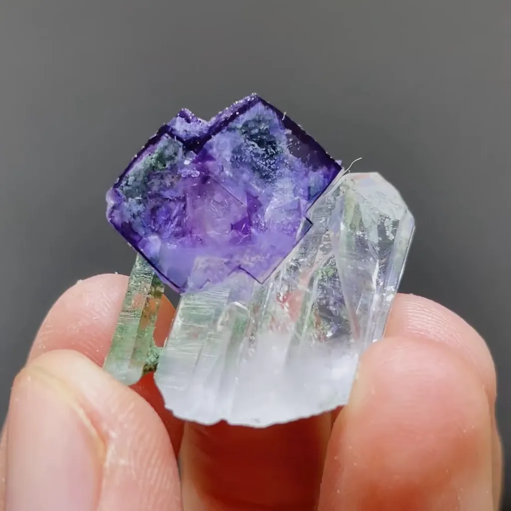 Natural Purple Cubic Fluorite and Quartz Symbiosis comes from Yaogangxian,Hunan 20*10*25MM image