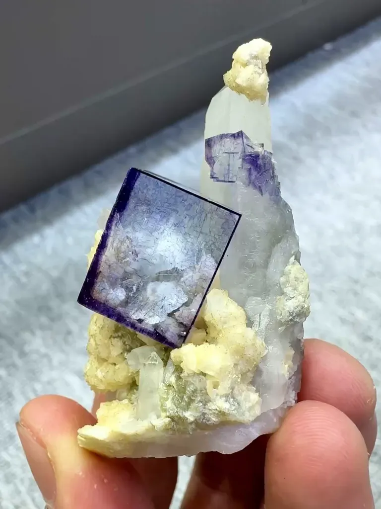 Natural Purple Cubic Fluorite coexists with Quartz and Flaky Calcite comes from Yaogangxian,Hunan 30*30*50MM image