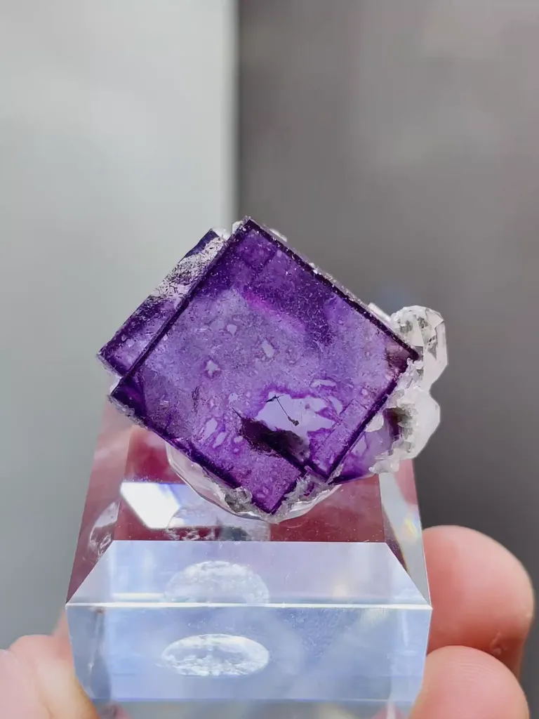 Natural Purple Cubic Fluorite coexists with Quartz comes from YaogangXian,Hunan 30*25*20MM image