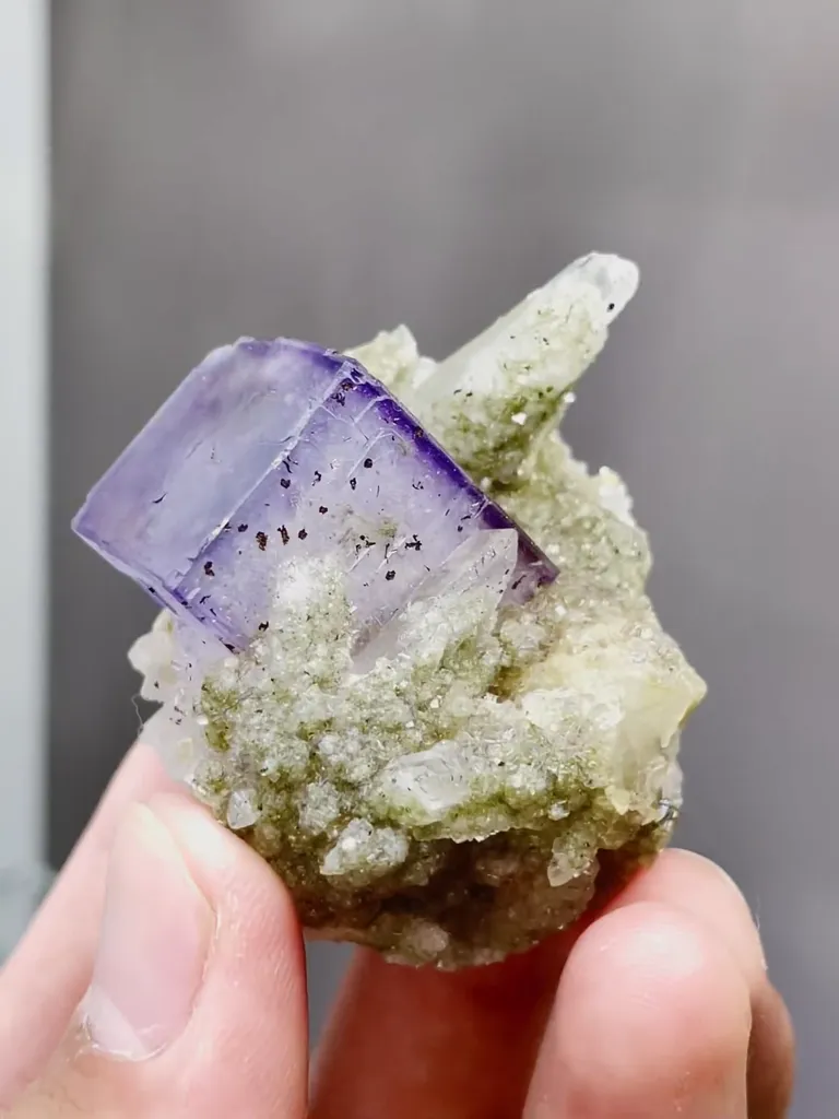 Natural Purple Cubic Fluorite coexists with Quartz comes from Yaogangxian,Hunan 30*35*37MM - image 4