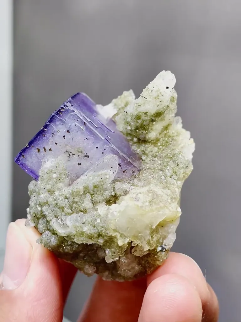 Natural Purple Cubic Fluorite coexists with Quartz comes from Yaogangxian,Hunan 30*35*37MM - image 2