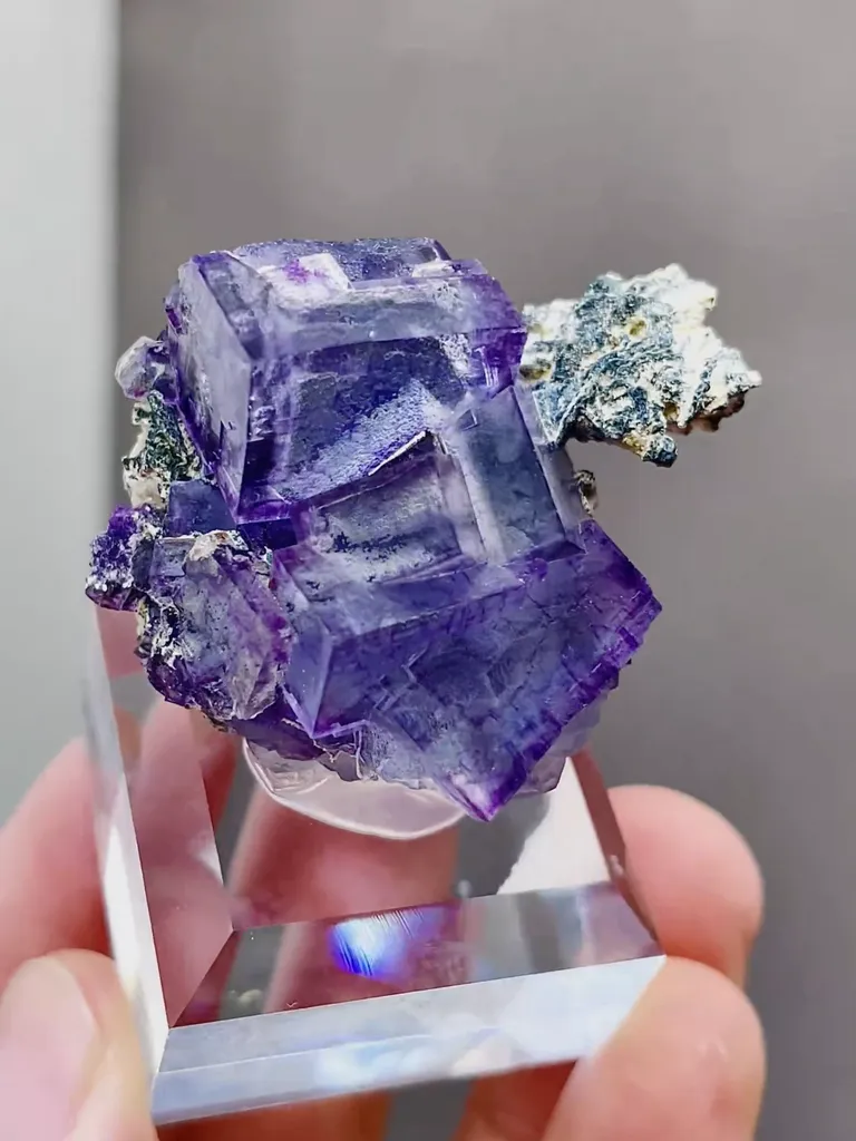 Natural Purple Cubic Fluorite comes from Yaogangxian,Hunan 35*30*25MM - image 4