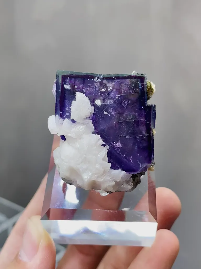 Natural Purple Cubic Fluorite comes from Yaogangxian,Hunan 35*45*30MM image