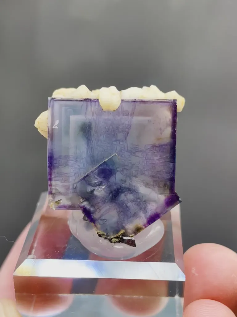 Natural Purple Fluorite and Dolomite coexist comes from Yaogangxian,Hunan 20*20*20MM image