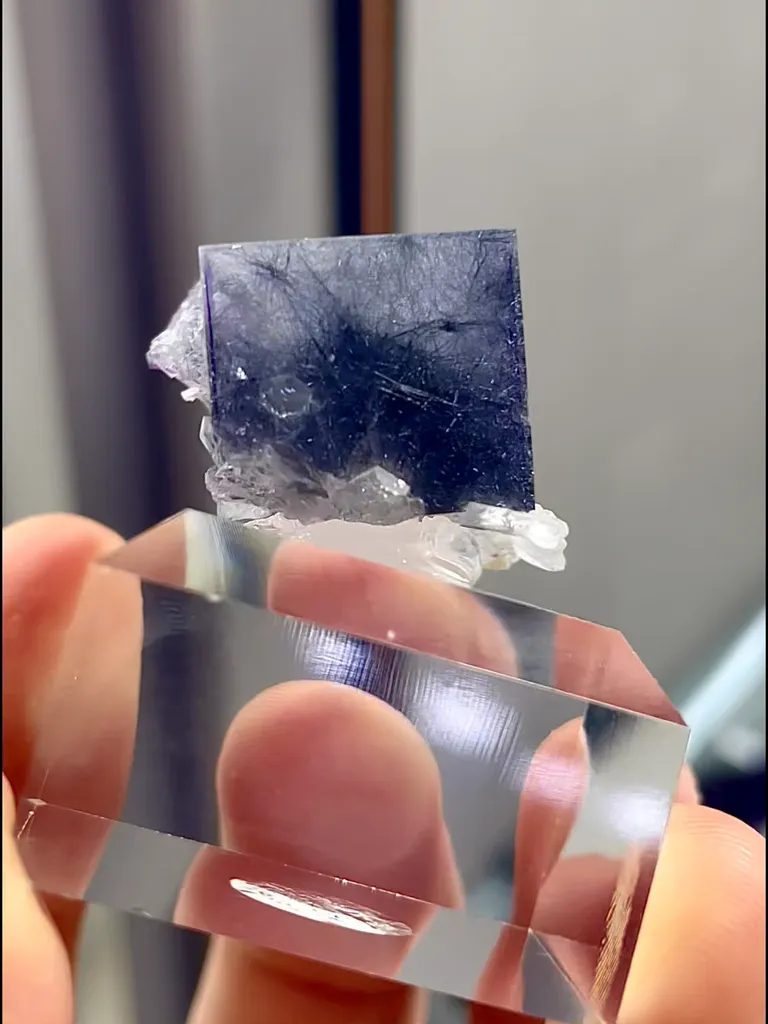 Natural Purple Fluorite and Gray Bismuth Ore Coexist comes from Yaogangxian, Hunan 25*20*15MM image