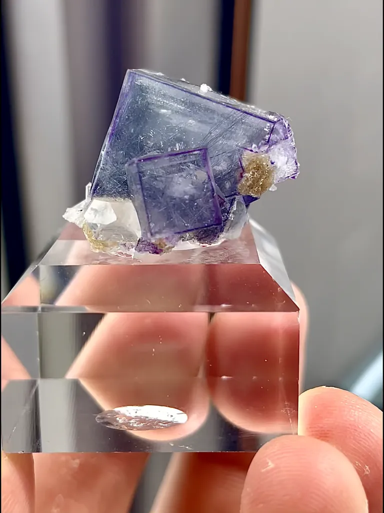 Natural Purple Fluorite and Gray Bismuth Ore Coexist comes from Yaogangxian, Hunan 25*20*15MM - image 3