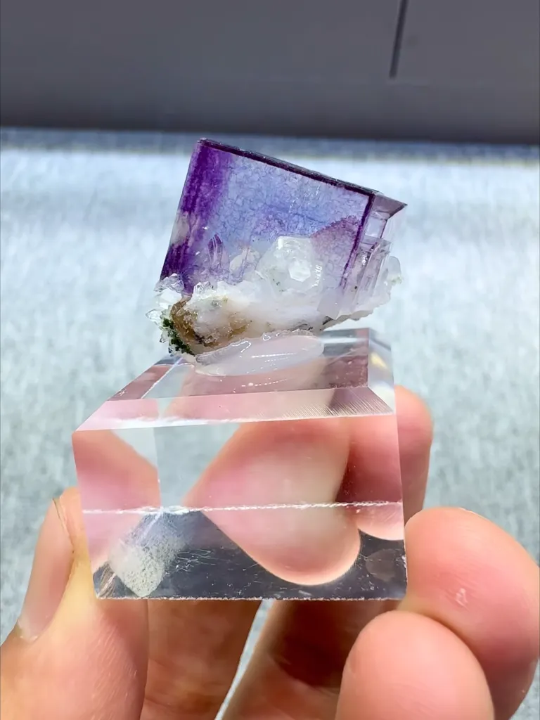 Natural Purple Fluorite and Quartz Coexist comes from Yaogangxian, Hunan 20*20*20MM - image 7