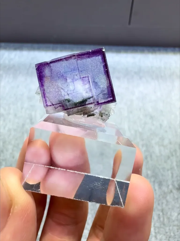 Natural Purple Fluorite and Quartz Coexist comes from Yaogangxian, Hunan 20*20*20MM - image 2