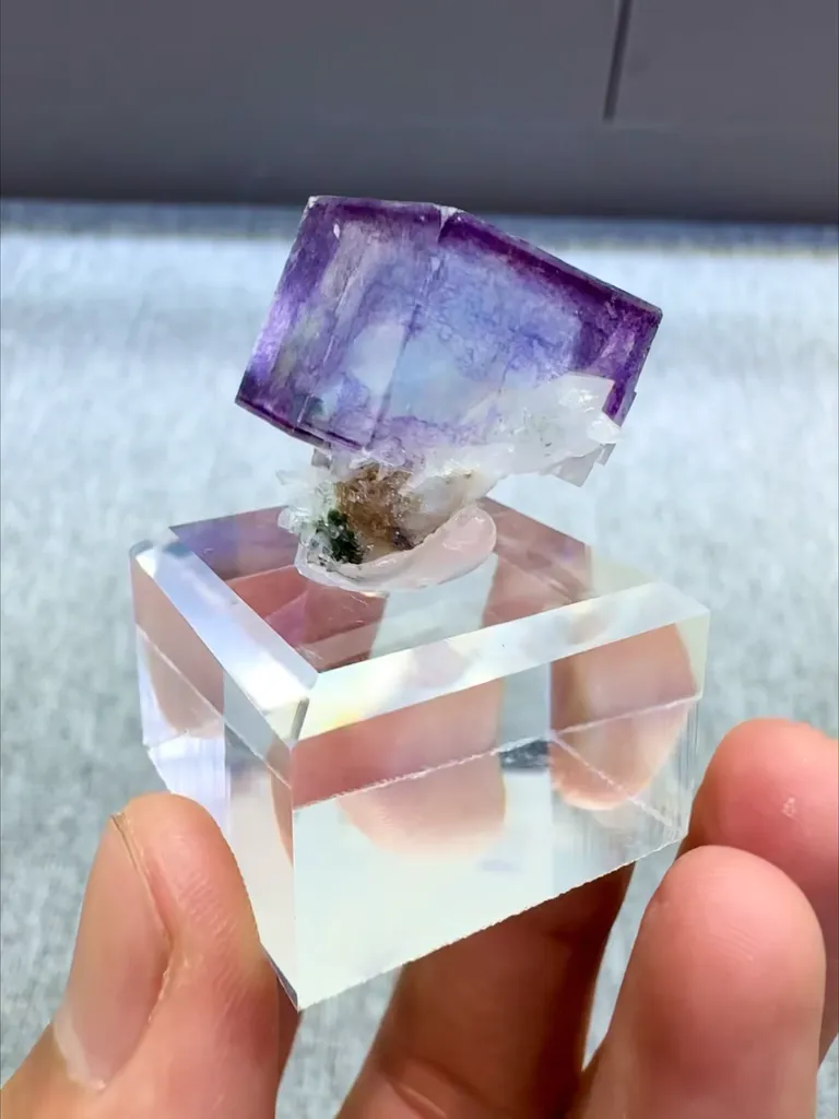 Natural Purple Fluorite and Quartz Coexist comes from Yaogangxian, Hunan 20*20*20MM - image 6