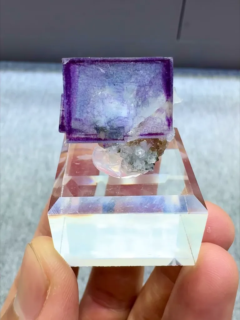 Natural Purple Fluorite and Quartz Coexist comes from Yaogangxian, Hunan 20*20*20MM - image 5