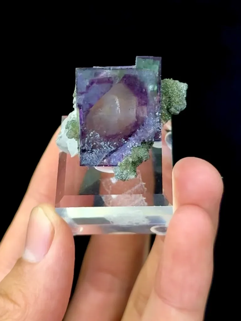 Natural Purple Fluorite and Quartz Coexist comes from Yaogangxian, Hunan 30*30*20MM image