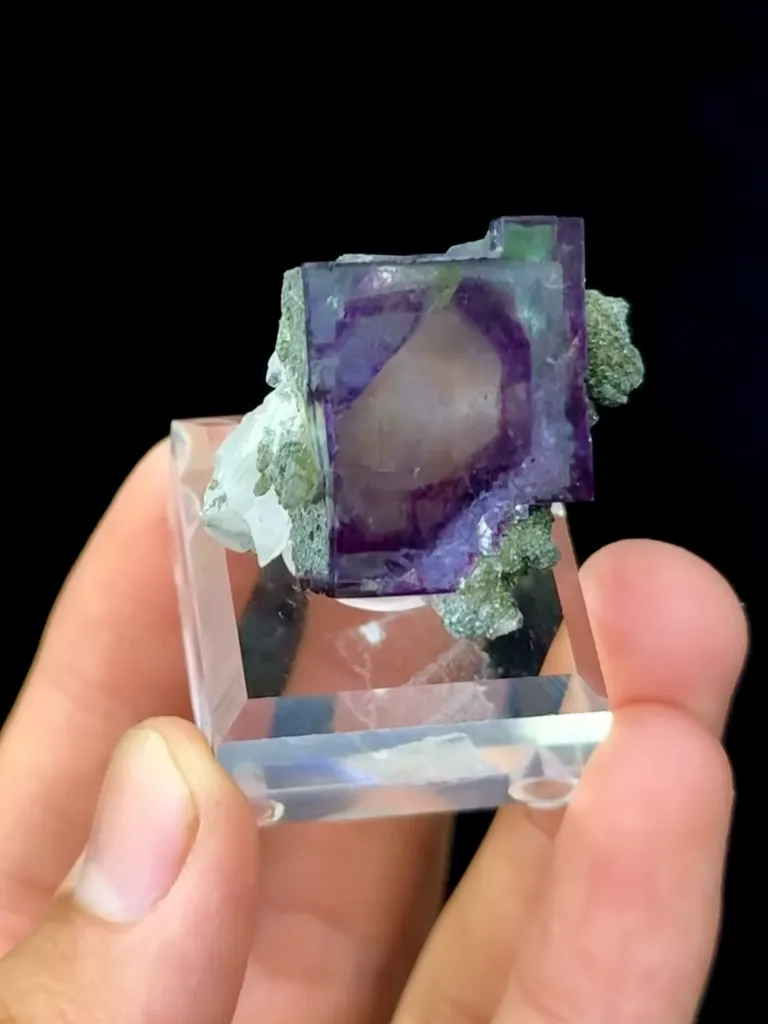 Natural Purple Fluorite and Quartz Coexist comes from Yaogangxian, Hunan 30*30*20MM - image 3