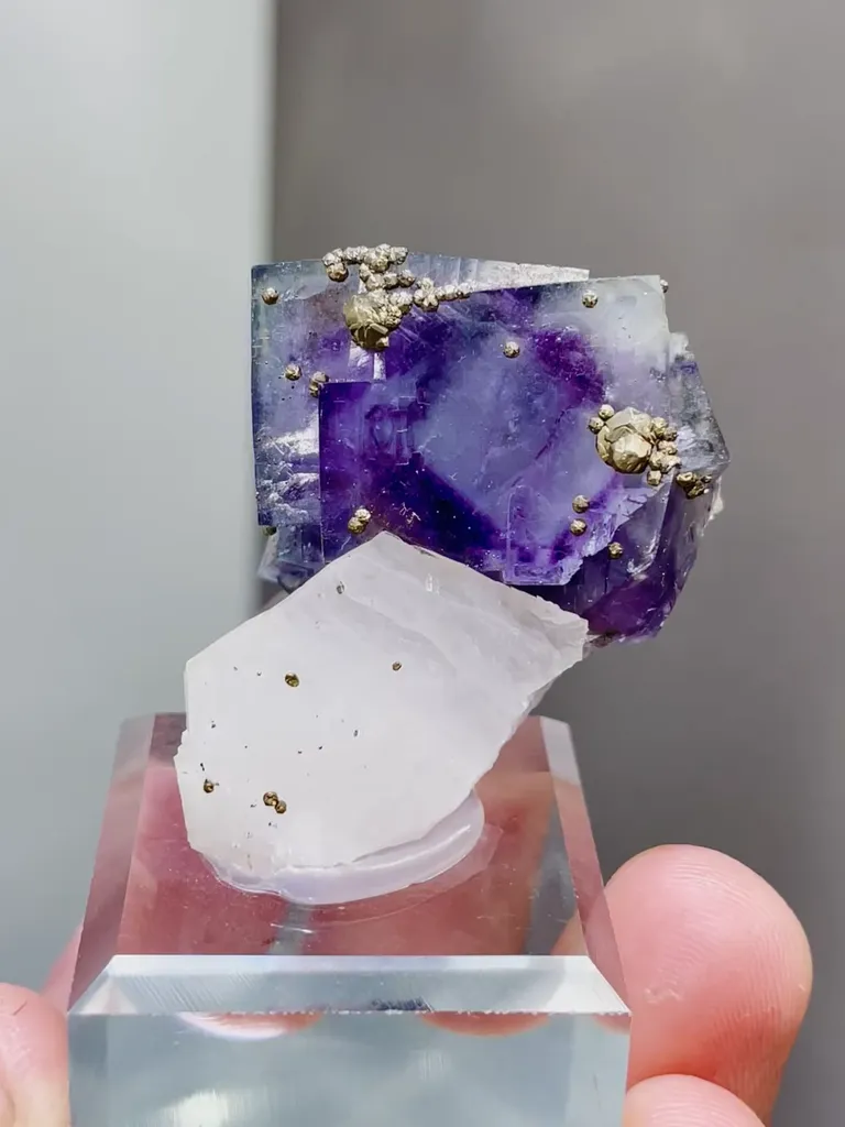 Natural Purple Fluorite and Quartz coexist comes from Yaogangxian,Hunan 30*25*30MM image