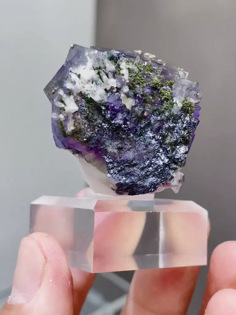 Natural Purple Fluorite and Quartz coexist comes from Yaogangxian,Hunan 30*25*30MM - image 3