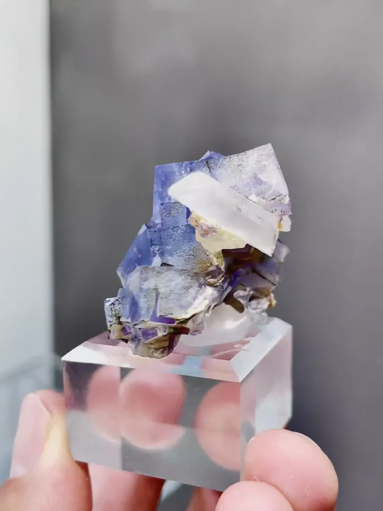 Natural Purple Fluorite and Quartz coexist comes from Yaogangxian,Hunan40*20*35MM image