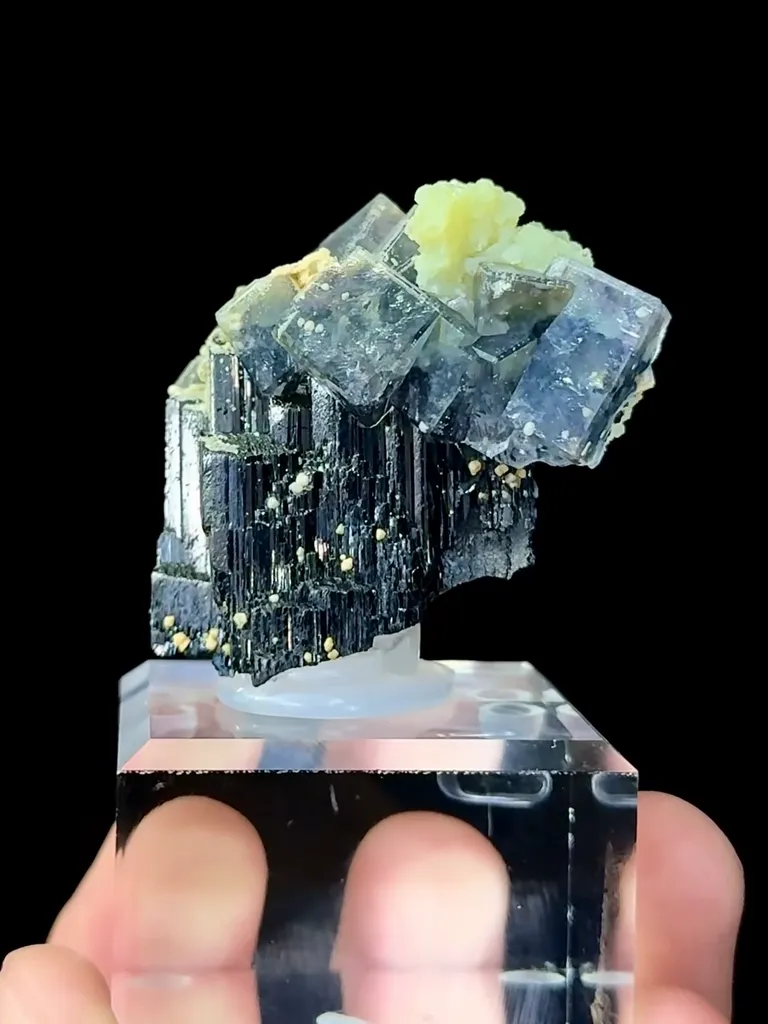 Natural Purple Fluorite and Wolframite Coexist comes from Yaogangxian,Hunan 40*30*35MM image