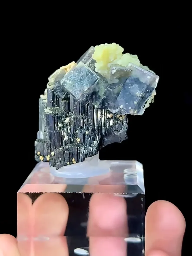 Natural Purple Fluorite and Wolframite Coexist comes from Yaogangxian,Hunan 40*30*35MM - image 3