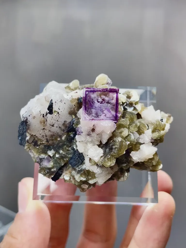 Natural Purple Fluorite coexists with Mica and Quartz comes from Yaogangxian,Hunan 55*40*25MM image